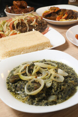 Rago&ucirc;t (Sauce) d'&Eacute;pinards (ou Feuilles) &Eacute;pic&eacute;, &agrave; la Viande et aux Oignons Caram&eacute;lis&eacute;s - Cuisine Africaine Traditionnelle

