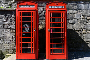 Rote Telefonzellen am Edinburgh Castle, Edinburgh, Schottland, Großbritannien, Europa