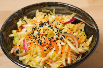 Salade de Chou Émincé Façon Coleslaw (ou Kimchi) aux Graines de Sésame Noir et Oignons Rouges

