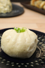 Baozi (Brioche Vapeur Chinoise) Farcie et Garnie d'Oignon Vert Émincé
