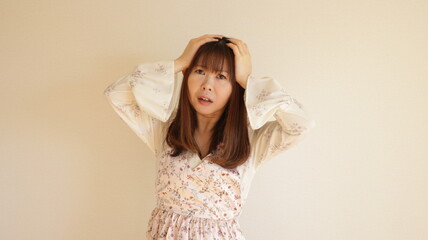 Naklejka premium 頭を抱える女性