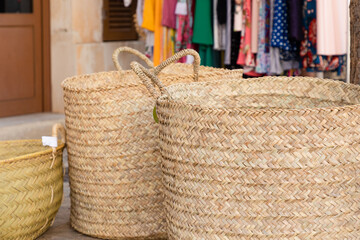Cestas artesanas de Mallorca en el mercado semanal de Santanyí. Cestas de "llata" o "llatra", típicas de la artesanía de Mallorca, elaboradas con hojas de palmito ("garballó") trenzadas a mano. 