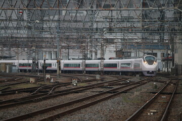 常磐線を走行する鉄道車両