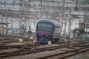 常磐線を走行する鉄道車両