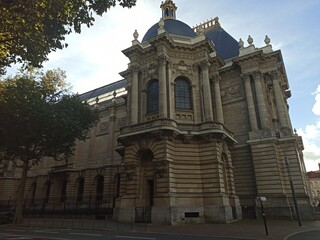 Fototapeta na wymiar Lille, October 2022: Magnificent facades of the buildings of Lille, the capital of Flanders - Historic Monument : Museum of Fine Arts 