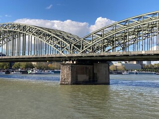 Hohenzollernbrücke in Köln am Rhein