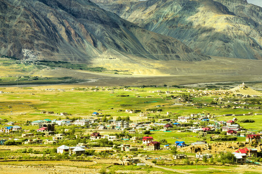 インド最北の秘境、ザンスカール地方の町と山々