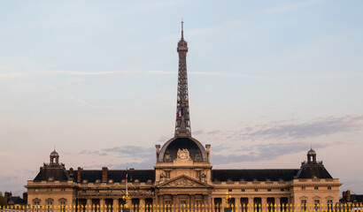 Fototapeta na wymiar L'école militaire devant la tour Eiffel, Paris, France