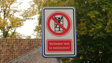 Verbotsschild: Nicht aufs Dach klettern, Niederlande - 540328992