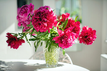 Fototapeta na wymiar red peonies in the vase