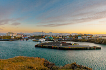 Obraz premium ein Abend in der Hafen Kleinstadt Stykkishólmur mit Nordlichtern auf der Halbinsel Snæfellsnes