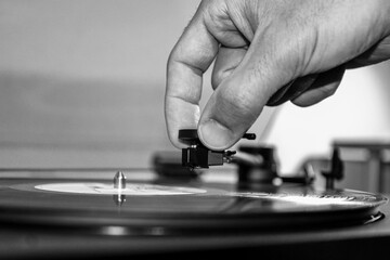 Mano su testa giradischi