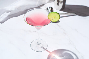 An alcoholic cosmopolitan cocktail - obrazy, fototapety, plakaty