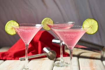 An alcoholic cosmopolitan cocktail