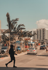 Obraz premium people walking in the city street tourism miami midtown wynwood 