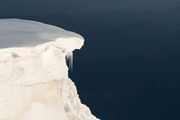 Snow cornice on a mountain ridge © Oleksandr Kotenko