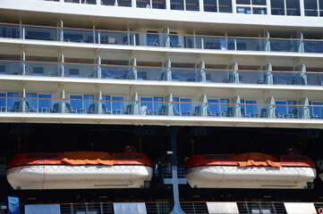 Cruise ship and lifeboats - 540351165