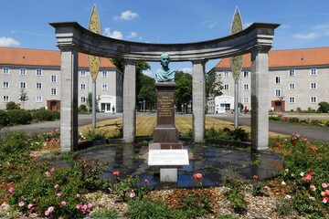 Rathenow: Dunckerplatz mit Denkmal von Johann Heinrich August Duncker, dem Begründer der optischen Industrie, Blick in Richtung Friedrich-Ebert-Ring