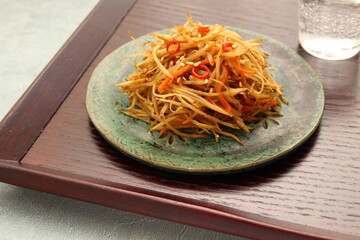 きんぴらごぼうと日本酒