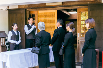 お葬式で受付をする葬祭ディレクター（司会）
