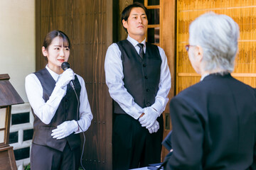 お葬式で受付をする葬祭ディレクター（司会）
