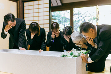 お葬式の納棺式で号泣する親族
