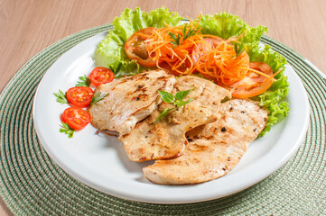 delicioso prato saudável com carne de frango e salada de alface e tomate