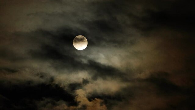 Fullmoon light and cloud move