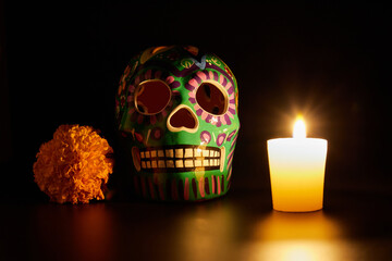 Cráneo decorado con flores y diversos colores para la celebración de día de muertos en México