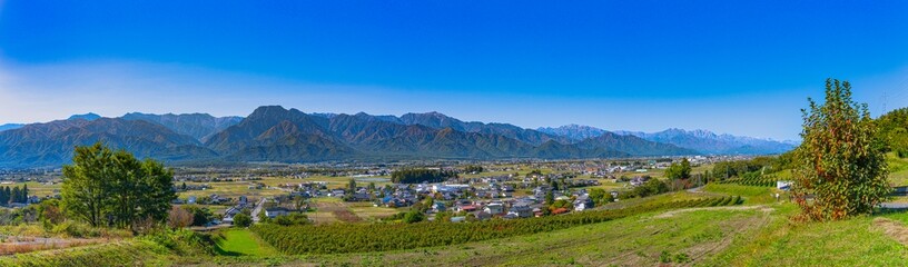 Fototapeta premium 秋晴れの安曇野市と有明山の風景パノラマ