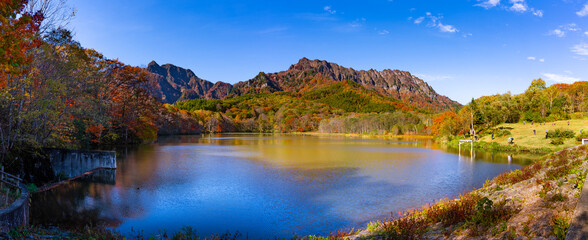 紅葉の美しい秋の戸隠連峰と鏡池の鏡面