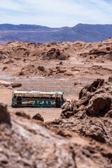 Autobus abandonado en el desierto de atacama en chile, antiguo autobus abandonado, desierto de...
