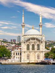 Obraz premium View from Bosphorus Strait overlooking Ortakoy Mosque, or Ortakoy Camii, aka Buyuk Mecidiye Camii, suited at the waterside of the Ortakoy pier square, Istanbul, Turkey