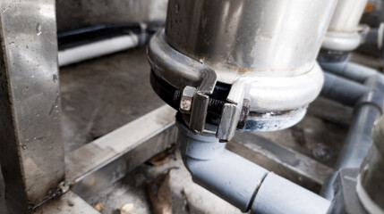 Metal clamping for tighten the water filter system.