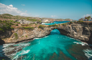 Obraz premium Vue sur Broken Beach, l'un des endroits les plus célèbres et les plus beaux de Nusa Penida, île près de Bali, Indonésie