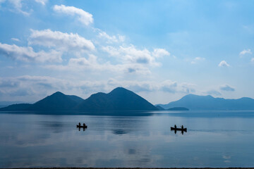 北海道の景勝地・2隻のカヌーが浮かぶ洞爺湖
