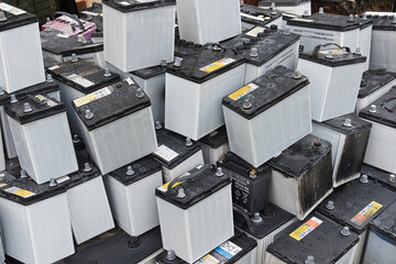 積み重ねて置かれた廃バッテリー