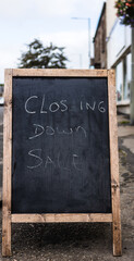 Hinweisschild für Schlußverkauf in Englisch: Closing Down Sale.