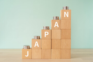 JAPANと書かれたブロックとコイン
