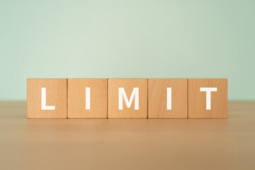 LIMITと書かれたブロック
