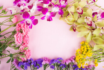 ピンクの背景の色々な花のフレーム