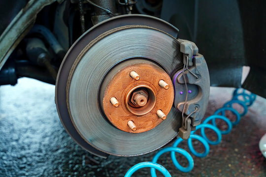 The hub of the car wheel is treated with copper grease