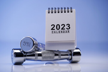 desk calendar 2023 with silver dumbbell