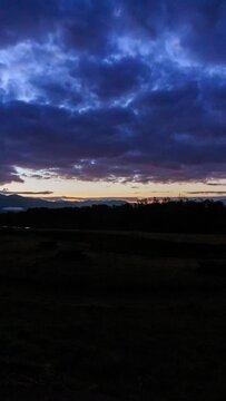 美しい夜明け　雲間の太陽　タイムラプス　山と川　10月　縦動画