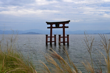 初秋の午後の琵琶湖に建つ白鬚神社 大鳥居
