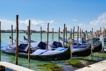 Mooie foto van gondels afgemeerd aan een pier in Venetië, Italië, Europa