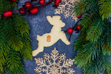 leckeres Plätzchen mit einer Zahl (8) auf dunklem weihnachtlichen Hintergrund