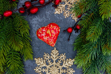 leckeres Pl&auml;tzchen mit einer Zahl (9) auf dunklem weihnachtlichen Hintergrund