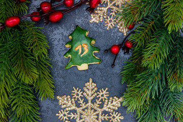 leckeres Plätzchen mit einer Zahl (13) auf dunklem weihnachtlichen Hintergrund