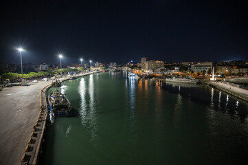 Obraz premium The port of Pescara illuminated at night